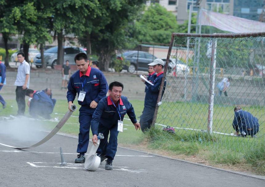 圖三：3人接力消防水帶